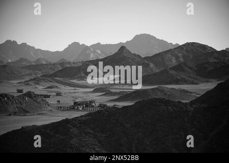 Noir et blanc - montagnes dans le désert de l'est, Eggypt Banque D'Images