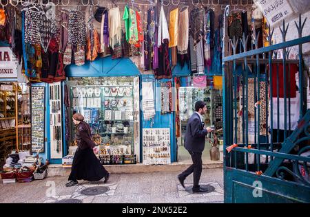 L'homme et de la femme juive dans la rue avec la rue Muristan David,Souk marché arabe dans le quartier musulman, vieille ville, Jérusalem, Israël. Banque D'Images