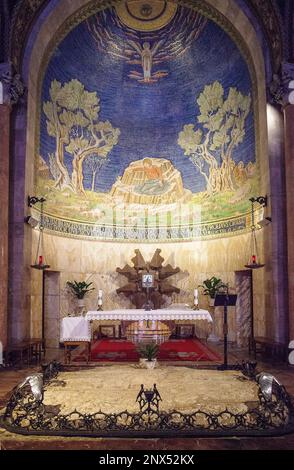 Pierre d'agonie,Eglise de toutes les nations aussi appelée basilique de l'agonie dans le jardin de Gethsémani sur le Mont des Oliviers., Jérusalem, Israël. Banque D'Images