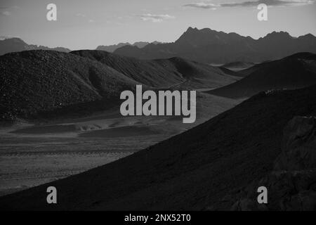 Noir et blanc - montagnes dans le désert de l'est, Eggypt Banque D'Images