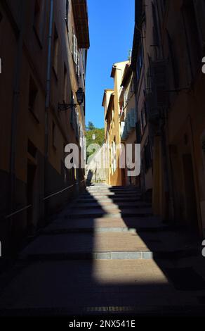 Nice, France. 10th août 2019. Une rue dans le vieux quartier de Nice, vue sur la journée. Banque D'Images