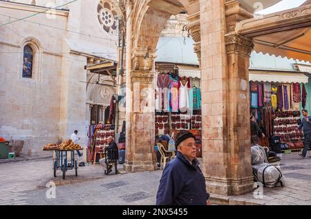 Scène de rue à l'entrée de zone du Muristan appelée Souq Aftimos, vieille ville, Jérusalem, Israël. Banque D'Images