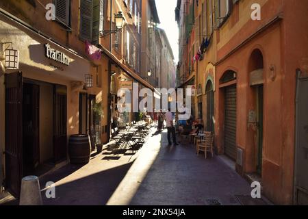 Nice, France. 9th août 2019. Une rue dans le vieux quartier de Nice, vue sur la journée. Banque D'Images