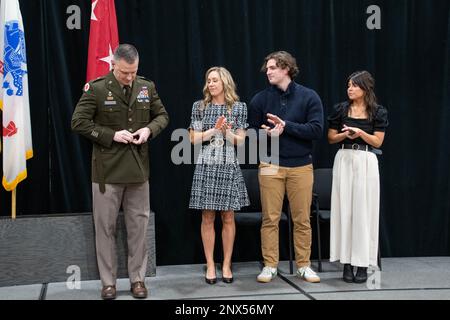 De gauche, Brig. Le général Matthew S. Woodruff, adjudant général adjoint de l'Armée de terre de l'Ohio, boucle la ceinture de son manteau uniforme tandis que sa femme Lindsay, son fils Elijah et sa fille Grace regardent pendant une cérémonie de promotion au général de division Robert S. Beightler Armory à Columbus, Ohio, le 6 janvier 2023. Woodruff, originaire de West Liberty, Ohio, est adjudant général adjoint de l'Armée depuis octobre 2022. Banque D'Images