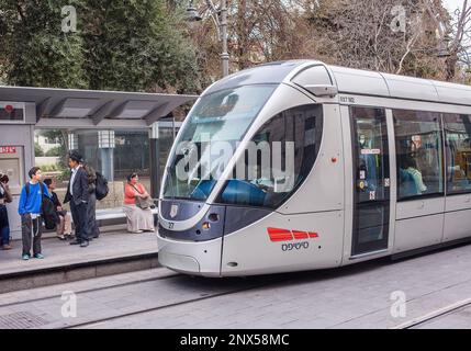 Tramway à Yafo street aussi appelée Jaffa Street, Jérusalem, Israël Banque D'Images