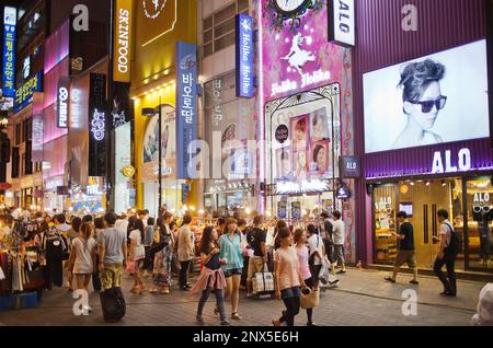 Scène de rue à Myeongdong, rue du quartier commerçant de Myeongdong, Séoul, Corée du Sud Banque D'Images