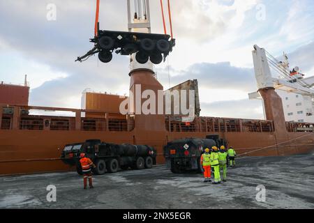 Un plat de M1076 3 axes est soulevé du navire et transporté au port de Sorreisa, en Norvège, sur 15 février 2023. L'exercice Arctic Forge 23 est un U.S. L'armée européenne et l'Afrique ont dirigé l'exercice parapluie qui tire parti des exercices de la nation hôte exercice de défense Nord en Finlande, et l'exercice joint Viking en Norvège, qui se déroule du 16 au 28 février par l'intermédiaire de 17 mars 2023, a porté sur le renforcement des capacités et de la coopération en soutien aux États-Unis Stratégie arctique de l'armée. Banque D'Images