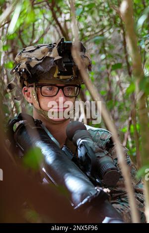 ÉTATS-UNIS Corps maritime le Cpl. Connor Hart, Marine d'infanterie avec Bataillon Landing Team 1/4, 31st Marine Expeditionary Unit, assure la sécurité lors d'un exercice de raid en bateau sur Kin Blue Beach, Okinawa (Japon), le 7 février 2023. Le raid en bateau a augmenté la compétence des Marines pour sécuriser le terrain contesté et permettre aux forces amicales de progresser de navire à terre. Le MEU de 31st opère à bord de navires du America Amphiobie Ready Group dans la zone d'opérations de la flotte de 7th pour améliorer l'interopérabilité avec les alliés et les partenaires et servir de force de réaction prête à défendre la paix et la stabilité dans l'Indo-Pa Banque D'Images