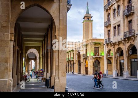 El Omari Mosque street, en arrière-plan, le centre-ville de Grande Mosquée Al-Omari, Beyrouth, Liban Banque D'Images