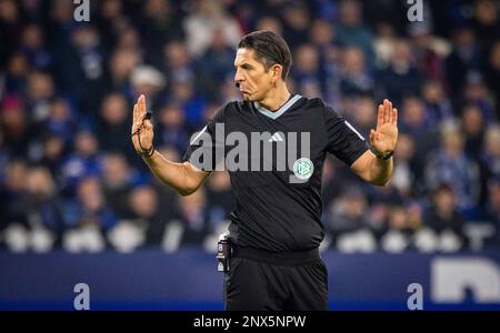 Gelsenkirchen, Allemagne. 25th févr. 2023. Schiedsrichter Deniz Aytekin Schalke 04 - VfB Stuttgart Bundesliga 25.02.2023 Copyright (nur für journaliste Banque D'Images