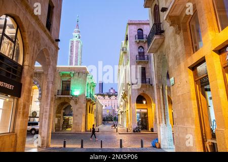 El Omari Mosque street, en arrière-plan, le centre-ville de Grande Mosquée Al-Omari, Beyrouth, Liban Banque D'Images