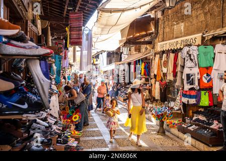 Souk avec boutiques de souvenirs, Byblos, Liban Banque D'Images