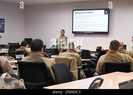 Les militaires et les employés du gouvernement se réunissent pour le roadshow de l'APR à la base aérienne de Whiteman, Missouri, 27 janvier 2023. La robotique Process Automation (RPA) est souvent utilisée pour gérer des tâches répétitives et/ou fastidieuses afin que les employés puissent utiliser leurs compétences et leurs ressources ailleurs. Banque D'Images