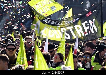 Gelsenkirchen, Allemagne. 01st mars 2023. Des jeunes étonnants se tiennent avec leurs affiches et drapeaux sur Heinrich-König-Platz. Dans le conflit de la négociation collective dans le secteur public, le syndicat Verdi appelle à une journée nationale de grève d'avertissement pour les stagiaires et les étudiants doubles. Credit: Federico Gambarini/dpa/Alay Live News Banque D'Images