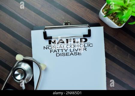 Concept de NAFLD - stéatose hépatique non alcoolique écrire sur la paperasserie avec stéthoscope isolé sur la table en bois. Banque D'Images