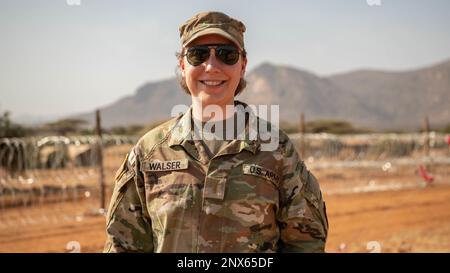 « Je me suis porté volontaire pour l’exercice de l’Accord justifié (JA23) parce que je voulais toujours aller au Kenya », a déclaré U.S. Armée 2nd Lt. Patti Walser, 126th Cyber protection Battalion, Massachusetts National Guard. « Je maintiens l'entière responsabilité de tous les soldats participant à l'exercice à Nairobi et Isiolo, Kenya. En tant qu’officier du personnel (S1), j’ai également le plaisir de recevoir des récompenses pour les soldats méritants qui ont fait preuve d’un service exceptionnel pendant l’exercice. » JA23 correspond aux États-Unis L’exercice le plus important du Commandement de l’Afrique en Afrique de l’est. Dirigée par la US Army Southern European Task Force, Africa (SETAF-AF), cette mult Banque D'Images