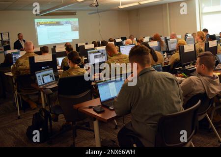 FORT BELVOIR, Virginie – Les officiers des services de retraite de l'Armée de terre (OSR) de la Garde nationale de l'Armée de terre ont suivi un cours de certification ici du 13 au 17 février. Les sujets abordés comprenaient tout, de la rémunération à la retraite et du site Web MyArmyBenefits au régime de prestations aux survivants et au calcul des points de retraite des militaires. Banque D'Images