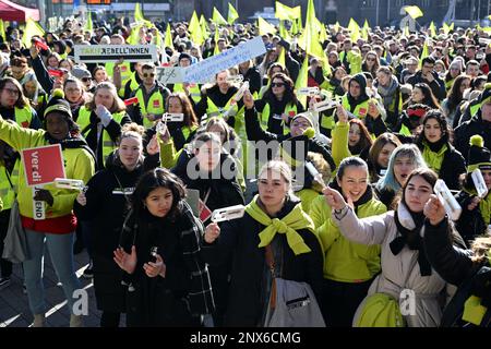 Gelsenkirchen, Allemagne. 01st mars 2023. Des jeunes étonnants se tiennent avec leurs affiches et drapeaux sur Heinrich-König-Platz. Dans le conflit de la négociation collective dans le secteur public, le syndicat Verdi appelle à une journée nationale de grève d'avertissement pour les stagiaires et les étudiants doubles. Credit: Federico Gambarini/dpa/Alay Live News Banque D'Images