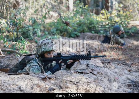 Kiev, Ukraine. 24th févr. 2023. Une photo de famille non datée montre le civil ukrainien Natalia Sintsova, au cours d'une autre formation militaire. A 49 ans, 3 enfants et un petit-fils, elle dit qu'elle a dû recevoir cette formation militaire pour être prête si les Russes envahissent son quartier. Photo de Balkis Press/ABACAPRESS.COM Credit: Abaca Press/Alay Live News Banque D'Images