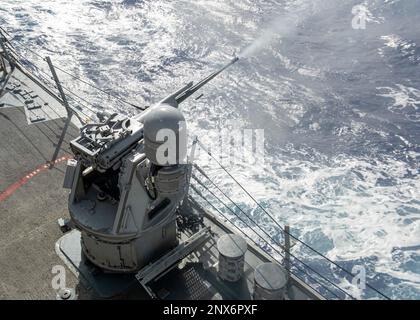 230127-N-NH267-1338 OCÉAN PACIFIQUE (27 janvier 2023) le destroyer à missiles guidés de classe Arleigh Burke USS Paul Hamilton (DDG 60) tire une mitrailleuse MK 38 lors d'un exercice de tir direct. Paul Hamilton, qui fait partie du Nimitz Carrier Strike Group, est en train de mener des opérations de routine. Banque D'Images