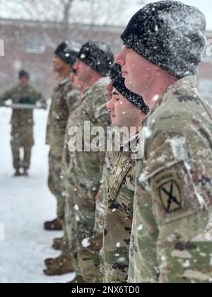 Colonel Russell Lemler, commandant de bataillon, Et le sergent de commandement John Folger, conseiller principal enrôlement, tous deux affectés au 2nd Bataillon, 15th Régiment d'artillerie de campagne, 2nd Brigade combat Team, 10th Mountain Division, a profité de l'occasion pour reconnaître et récompenser quelques soldats exceptionnels lors d'une remise de masse au bataillon le 27 janvier 2023. L'équipe de commandement de la brigade, le colonel Scott D. Wence, commandant de la brigade, et le sergent de commandement Christopher Donaldson, ont participé à la présentation du prix. Banque D'Images