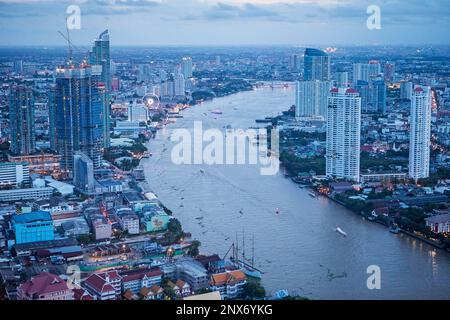 Skyline et la rivière Chao phraya la nuit, centre-ville, Bangkok, Thaïlande Banque D'Images