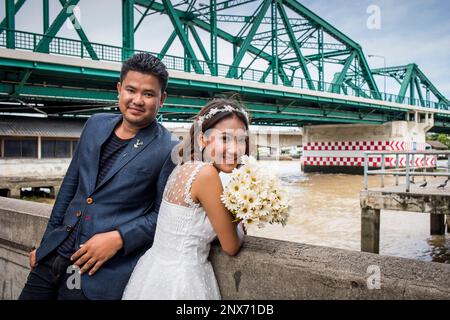 Juste marié, en arrière-plan Memorial Bridge, Bangkok, Thaïlande Banque D'Images