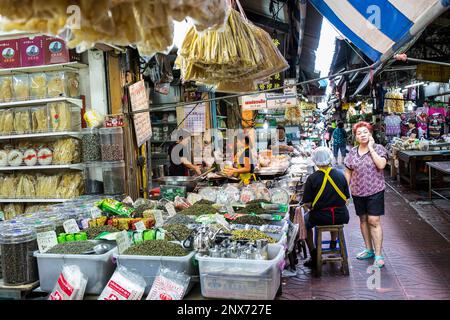 Boutique de médecine traditionnelle chinoise, marché aux puces, à Itsara nuphap Alley, Chinatown, Bangkok, Thaïlande Banque D'Images