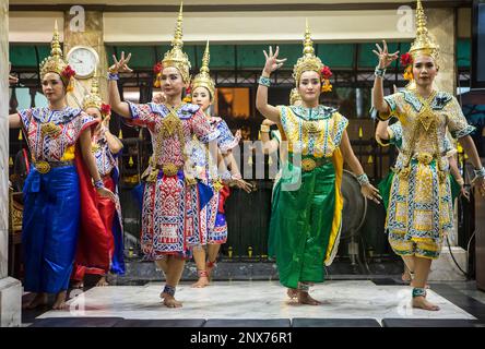 Des danseurs thaïlandais traditionnels se produisent pour Brahma, ils dansent sur demande pour des dons, Temple Erawan, Bangkok Banque D'Images