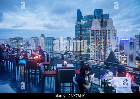 Zoom Skybar, bar et restaurant sur le toit, à l'hôtel Anantara Sathorn, Bangkok, Thaïlande Banque D'Images