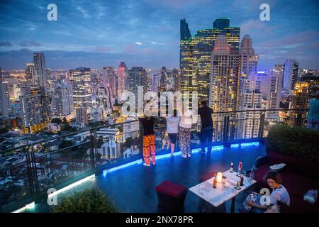 Zoom Skybar, bar et restaurant sur le toit, à l'hôtel Anantara Sathorn, Bangkok, Thaïlande Banque D'Images