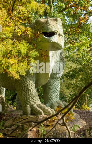 Modèle de dinosaure d'Iguanodon au Crystal Palace Park. Les premières sculptures de dinosaures au monde. Entièrement restauré en 2002 et classé Grade 1. Banque D'Images