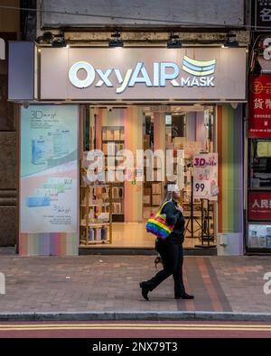 Hong Kong, Hong Kong. 01st mars 2023. Une femme sans tâche se promène devant un magasin de masques spécialisés à Causeway Bay, à Hong Kong. Avec environ 300 magasins de masques spécialisés à travers Hong Kong, le retrait soudain du mandat de masque sur 1 mars 2023 par le gouvernement devrait libérer des milliers de pieds carrés d'espace de vente au détail. Cela n'est pas de bon augure pour l'économie de Hong Kong, car le nombre de baux commerciaux a diminué au cours des dernières années, bien que le retour des touristes à Hong Kong puisse créer de nouvelles opportunités économiques. Crédit : SOPA Images Limited/Alamy Live News Banque D'Images