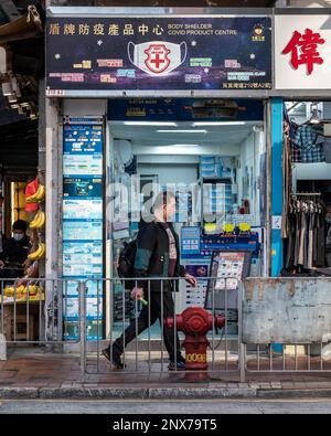 Hong Kong, Hong Kong. 01st mars 2023. Un homme sans masque se balade dans une boutique spécialisée de Shau Kei WAN, à Hong Kong. Avec environ 300 magasins de masques spécialisés à travers Hong Kong, le retrait soudain du mandat de masque sur 1 mars 2023 par le gouvernement devrait libérer des milliers de pieds carrés d'espace de vente au détail. Cela n'est pas de bon augure pour l'économie de Hong Kong, car le nombre de baux commerciaux a diminué au cours des dernières années, bien que le retour des touristes à Hong Kong puisse créer de nouvelles opportunités économiques. Crédit : SOPA Images Limited/Alamy Live News Banque D'Images