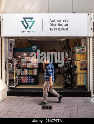 Hong Kong, Hong Kong. 01st mars 2023. Un homme sans tâches se balade dans une boutique spécialisée de Causeway Bay, à Hong Kong. Avec environ 300 magasins de masques spécialisés à travers Hong Kong, le retrait soudain du mandat de masque sur 1 mars 2023 par le gouvernement devrait libérer des milliers de pieds carrés d'espace de vente au détail. Cela n'est pas de bon augure pour l'économie de Hong Kong, car le nombre de baux commerciaux a diminué au cours des dernières années, bien que le retour des touristes à Hong Kong puisse créer de nouvelles opportunités économiques. Crédit : SOPA Images Limited/Alamy Live News Banque D'Images