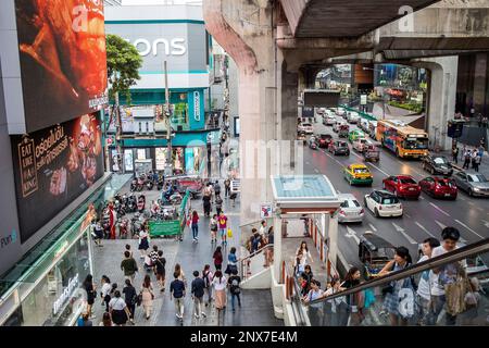 Rama I Road, de la passerelle jusqu'à l'accès à la gare de Siam du train aérien BTS, Bangkok, Thaïlande Banque D'Images