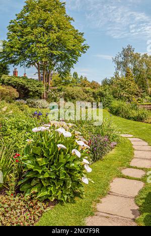 Mill Garden juste en dessous de la Caesars Tower du château de Warwick à Warwick, ville médiévale de Warwickshire, Angleterre. | jardin du moulin à Warwick einer Banque D'Images