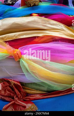 Arbre sacré enveloppé de foulards comme offrande, au temple de Wat Chedi Luang, Chiang Mai, Thaïlande Banque D'Images