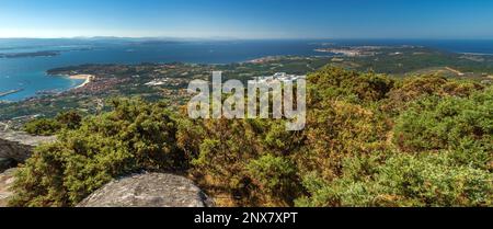 Vue panoramique de l'estuaire de la Ría de Arosa Saline depuis Un point de vue de Curota, Puebla del Caramiñal, Ría de Arosa, la Coruña, Galice, Espagne, Europe Banque D'Images