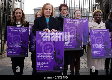 Ruth Coppinger de ROSA (deuxième à gauche) avec des activistes (de gauche) Vivienne Glanville, coordinatrice nationale du programme de femmes collectives Irlande, Ailbhe Smyth of action for Choice, Mide NIC Fhionnlaoich, agente de bien-être social au UCD Students Union, Et Anne Waithira-Burke d’AkiDwA, lors du lancement d’une marche prévue pour célébrer la Journée internationale de la femme 2023 à Leinster House, Dublin. La marche aura lieu le mercredi 8 mars à 5,30pm heures de la Spire à la Dail. Date de la photo: Mercredi 1 mars 2023. Banque D'Images