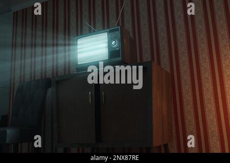 3d rendu d'une pièce hantée avec un vieux téléviseur avec écran statique lumineux Banque D'Images