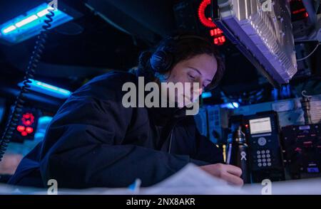 MER BALTIQUE (24 janvier 2023) l'enseigne Willow Sutton est surveillée dans le centre d'information du combat lors d'un exercice mobile de cible d'entraînement antisous-marin (EMATTEX) à bord du destroyer de missiles guidés de classe Arleigh Burke USS Roosevelt (DDG 80), le 24 janvier 2023. Roosevelt est en cours de déploiement aux États-Unis Marine Forces Europe zone d'opérations, employée par les États-Unis Sixième flotte pour défendre les intérêts des États-Unis, des alliés et des partenaires. Banque D'Images