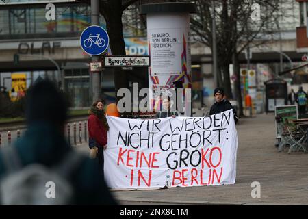 Berlin, Allemagne. 27th févr. 2023. Des manifestants sont contre un GroKo à Berlin. Credit: Jörg Carstensen/dpa/Alay Live News Banque D'Images