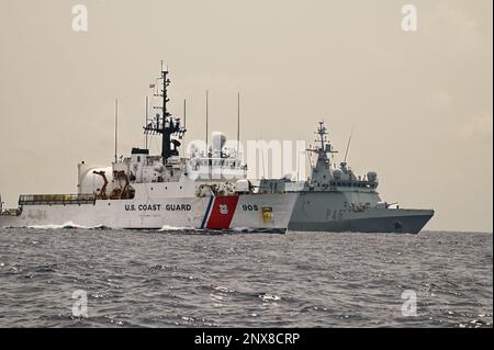 USCGC Spencer (WMEC 905) vole aux côtés du navire de patrouille offshore de classe météorologique espagnole ESPS Audaz (P-45) dans l'océan Atlantique, le 5 février 2023. Spencer est en cours de déploiement aux États-Unis Zone de responsabilité des forces navales en Afrique, employée par les États-Unis Sixième flotte, pour mener une formation, des exercices et des opérations conjointes de sécurité maritime avec les partenaires AFRICOM à l'appui des intérêts américains à l'étranger, des partenariats régionaux et pour renforcer la gouvernance maritime internationale. Banque D'Images