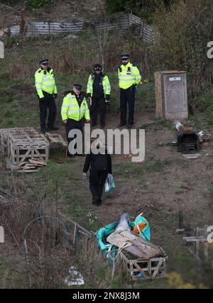 La police fouille les allocations pour bébé Victoria Marten après l'arrestation de sa mère Constance Marten et de son partenaire Mark Gordon. Des policiers et des enquêteurs de scène de crime ont été vus en train de regarder dans un fût de pétrole de brasero sur le site d'un camp dans les lotissements. Le corps de Victoria a été retrouvé un jour plus tard caché enveloppé dans un sac en plastique dans un hangar voisin. Photo de James Boardman Banque D'Images