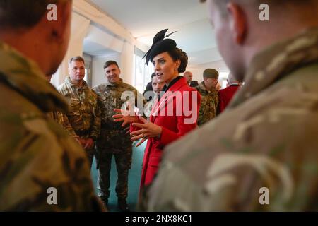 La princesse de Galles, qui rencontre des troupes du Royal Australian Regiment 5th (5RAR), qui sont actuellement au Royaume-Uni pour former les forces armées ukrainiennes, lors d'une visite au bataillon des gardes gallois 1st de la caserne Combermere à Windsor, dans le Berkshire. Date de la photo: Mercredi 1 mars 2023. Banque D'Images