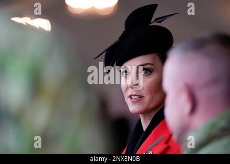 La princesse de Galles, qui rencontre des troupes du Royal Australian Regiment 5th (5RAR), qui sont actuellement au Royaume-Uni pour former les forces armées ukrainiennes, lors d'une visite au bataillon des gardes gallois 1st de la caserne Combermere à Windsor, dans le Berkshire. Date de la photo: Mercredi 1 mars 2023. Banque D'Images