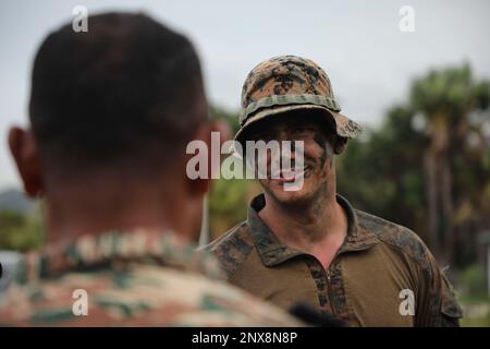 BASE NAVALE HERA, Timor-Leste (13 février 2023) – États-Unis Le sergent Clayton Campbell du corps maritime, un tireur de scouts affecté à l'équipe de débarquement du Bataillon 2/4, 13th Marine Expeditionary Unit, parle à un Fuzileiro timorais pendant la coopération afloat Readiness et entraînement/exercice marin Timor-Leste 2023 à la base navale Hera, février 13. CARAT/MAREX Timor-Leste est un exercice bilatéral entre le Timor-Leste et les États-Unis visant à promouvoir la coopération régionale en matière de sécurité, à maintenir et à renforcer les partenariats maritimes et à améliorer l'interopérabilité maritime. Dans sa série de 28th ans, LA CARAT est composée de mu Banque D'Images