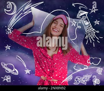 Belle femme en pyjama avec oreiller rêvant de l'espace et de nuit ciel étoilé sur fond Banque D'Images