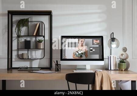 Le lieu de travail du concepteur. Ordinateur avec application d'édition de photos sur table à l'intérieur Banque D'Images